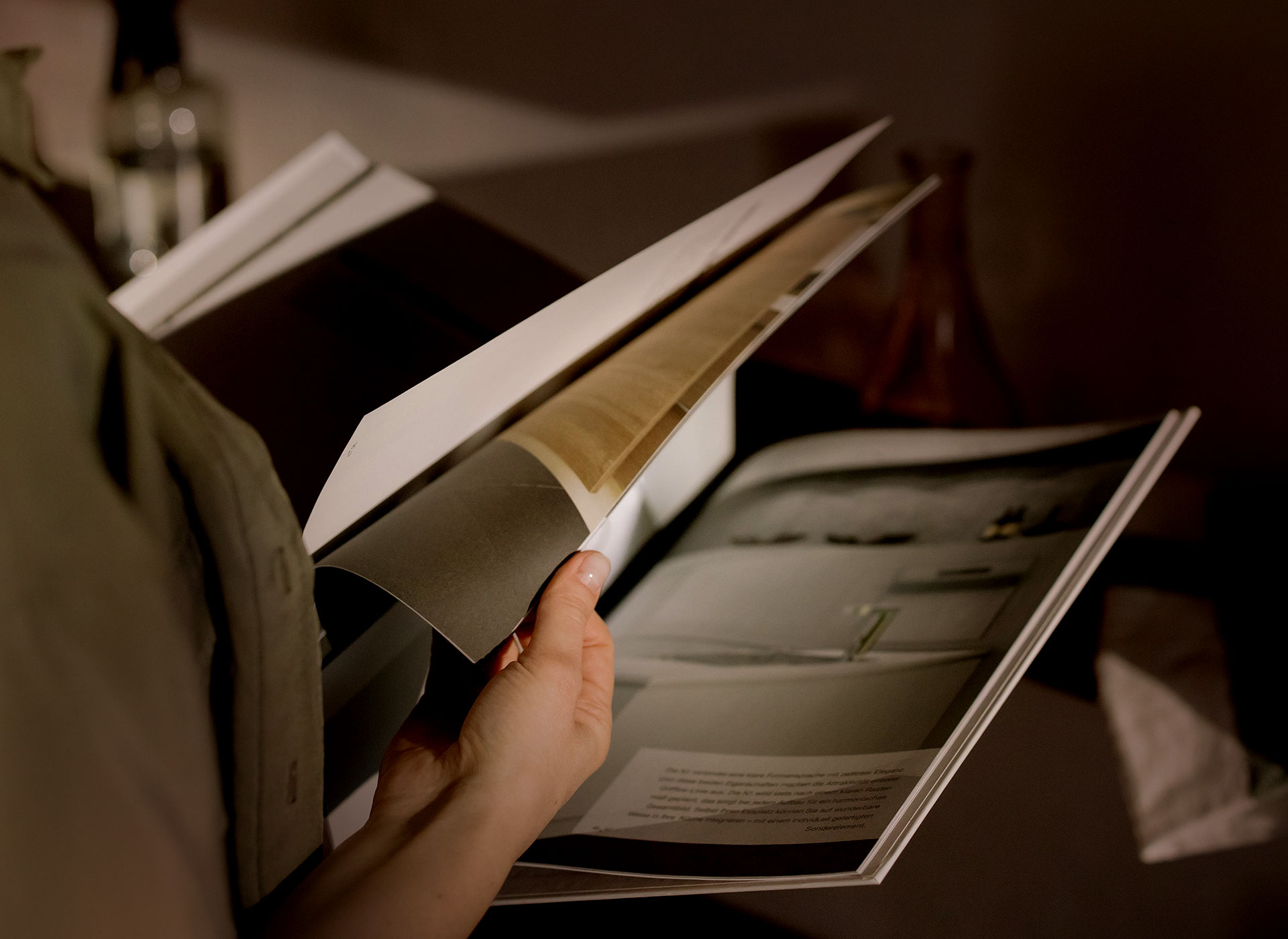 Femme feuilletant un imprimé